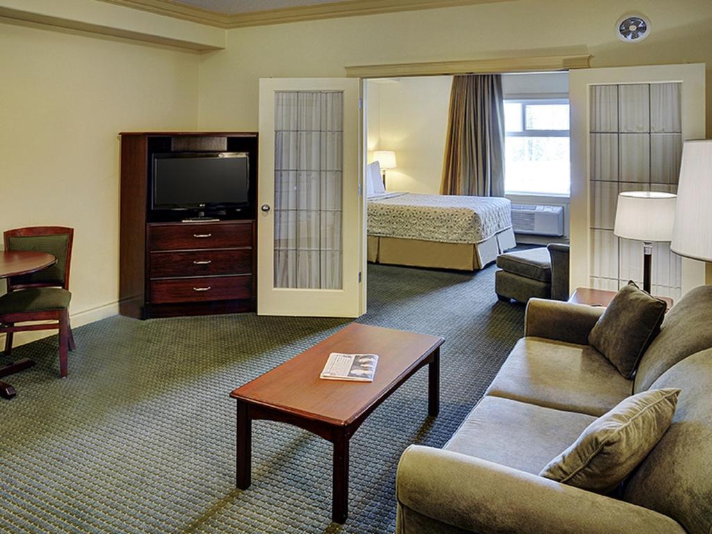 Chateau Nova Hotel Fort Mcmurray Room photo