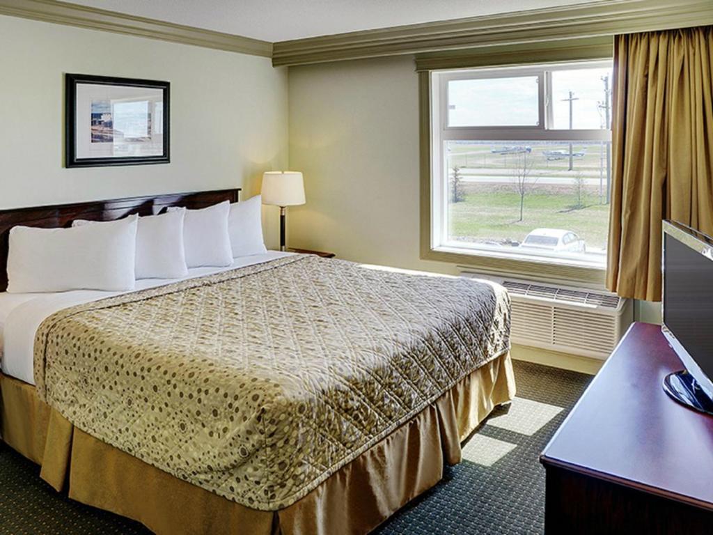Chateau Nova Hotel Fort Mcmurray Room photo